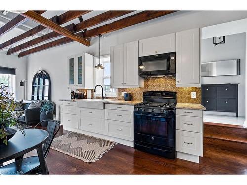 210-3710 Main Street, Niagara Falls, ON - Indoor Photo Showing Kitchen