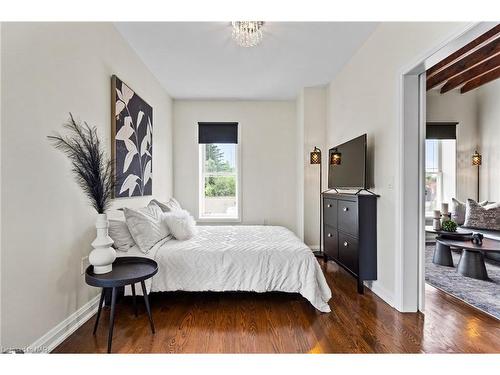 210-3710 Main Street, Niagara Falls, ON - Indoor Photo Showing Bedroom