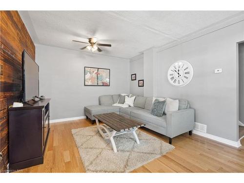 6326 Skinner Street, Niagara Falls, ON - Indoor Photo Showing Living Room