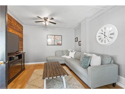 6326 Skinner Street, Niagara Falls, ON - Indoor Photo Showing Living Room