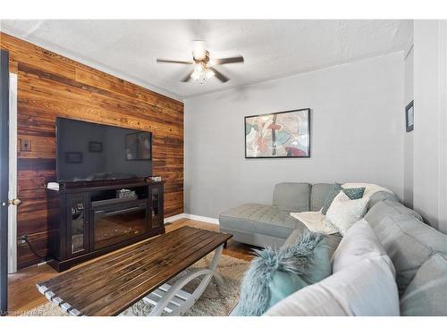 6326 Skinner Street, Niagara Falls, ON - Indoor Photo Showing Living Room