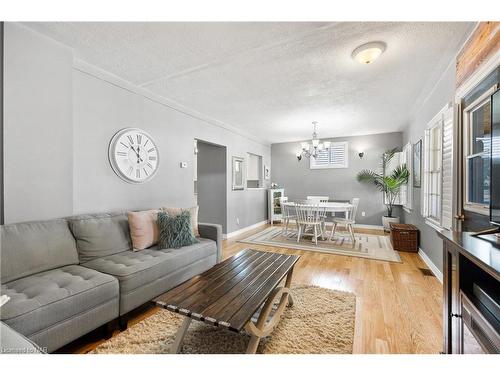 6326 Skinner Street, Niagara Falls, ON - Indoor Photo Showing Living Room