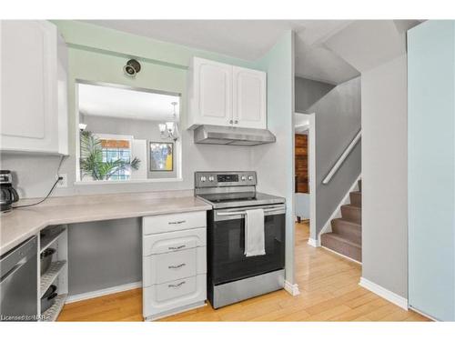 6326 Skinner Street, Niagara Falls, ON - Indoor Photo Showing Kitchen