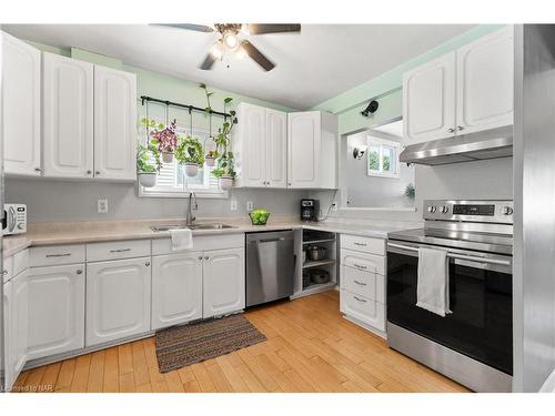 6326 Skinner Street, Niagara Falls, ON - Indoor Photo Showing Kitchen