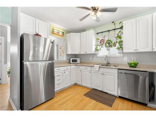 6326 Skinner Street, Niagara Falls, ON - Indoor Photo Showing Kitchen With Double Sink