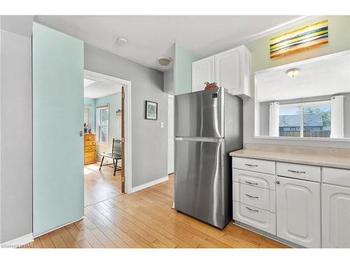 6326 Skinner Street, Niagara Falls, ON - Indoor Photo Showing Kitchen