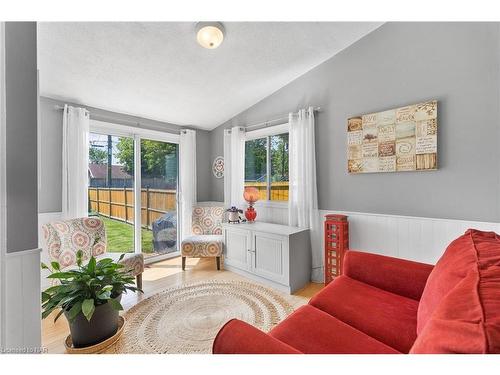 6326 Skinner Street, Niagara Falls, ON - Indoor Photo Showing Living Room