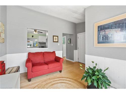 6326 Skinner Street, Niagara Falls, ON - Indoor Photo Showing Living Room