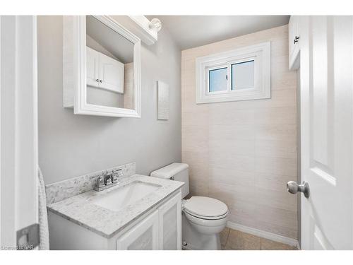 6326 Skinner Street, Niagara Falls, ON - Indoor Photo Showing Bathroom