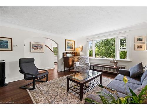 161 Wilton Avenue, Welland, ON - Indoor Photo Showing Living Room