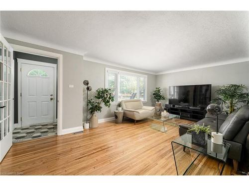 23 Frederick Street, St. Catharines, ON - Indoor Photo Showing Living Room