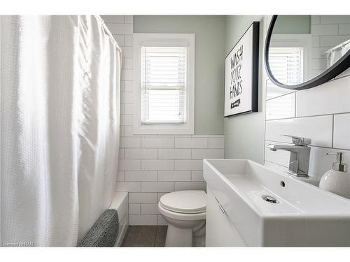 23 Frederick Street, St. Catharines, ON - Indoor Photo Showing Bathroom