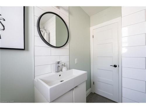 23 Frederick Street, St. Catharines, ON - Indoor Photo Showing Bathroom