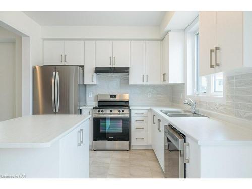 20 Brighton Lane, Thorold, ON - Indoor Photo Showing Kitchen With Stainless Steel Kitchen With Double Sink With Upgraded Kitchen