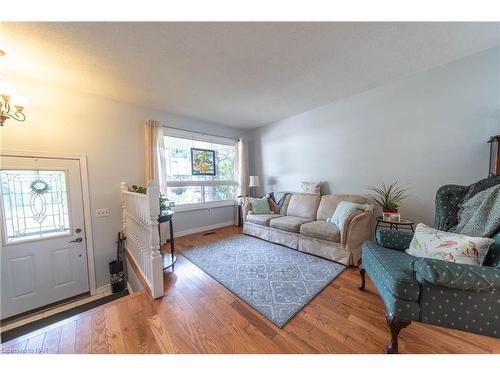 6442 Taylor Street, Niagara Falls, ON - Indoor Photo Showing Living Room