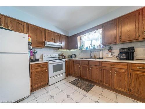 6442 Taylor Street, Niagara Falls, ON - Indoor Photo Showing Kitchen