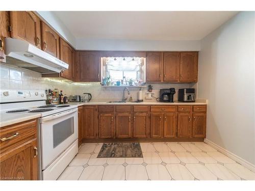 6442 Taylor Street, Niagara Falls, ON - Indoor Photo Showing Kitchen