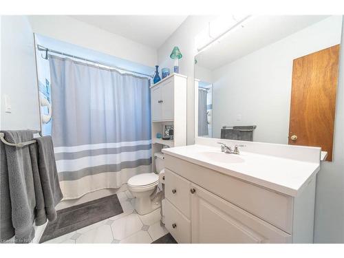 6442 Taylor Street, Niagara Falls, ON - Indoor Photo Showing Bathroom