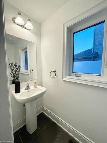 77 Sunset Way, Thorold, ON - Indoor Photo Showing Kitchen