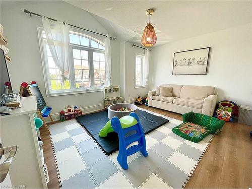 77 Sunset Way, Thorold, ON - Indoor Photo Showing Living Room