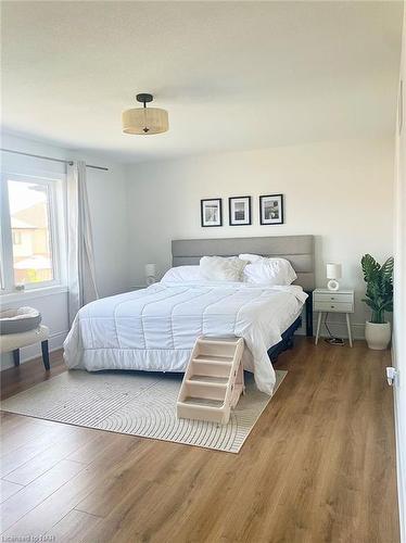 77 Sunset Way, Thorold, ON - Indoor Photo Showing Bedroom