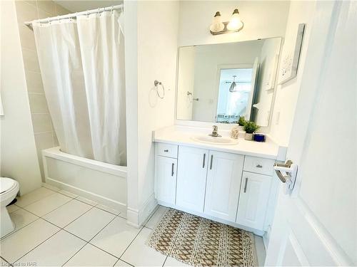 77 Sunset Way, Thorold, ON - Indoor Photo Showing Bathroom