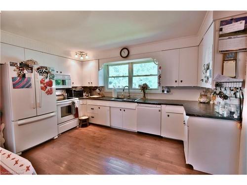 8 Henry Street, Niagara-On-The-Lake, ON - Indoor Photo Showing Kitchen With Double Sink