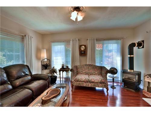 8 Henry Street, Niagara-On-The-Lake, ON - Indoor Photo Showing Living Room