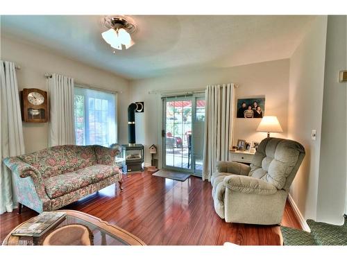 8 Henry Street, Niagara-On-The-Lake, ON - Indoor Photo Showing Living Room