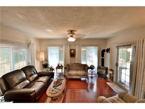 8 Henry Street, Niagara-On-The-Lake, ON - Indoor Photo Showing Living Room