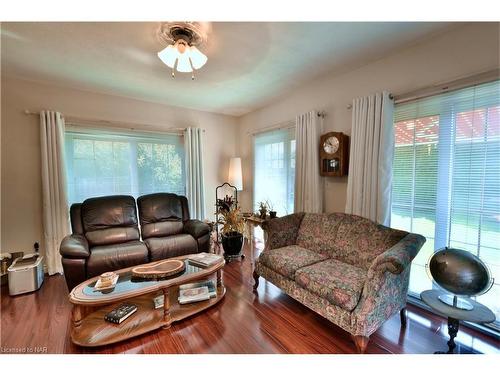 8 Henry Street, Niagara-On-The-Lake, ON - Indoor Photo Showing Living Room