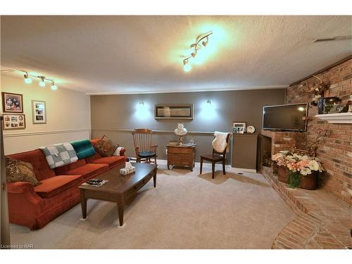 8 Henry Street, Niagara-On-The-Lake, ON - Indoor Photo Showing Living Room