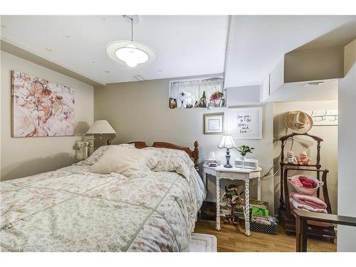 8 Henry Street, Niagara-On-The-Lake, ON - Indoor Photo Showing Bedroom