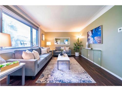 6820 Wilinger Street, Niagara Falls, ON - Indoor Photo Showing Living Room