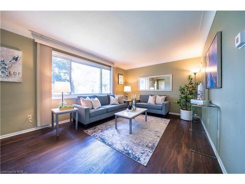 6820 Wilinger Street, Niagara Falls, ON - Indoor Photo Showing Living Room