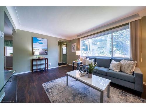 6820 Wilinger Street, Niagara Falls, ON - Indoor Photo Showing Living Room