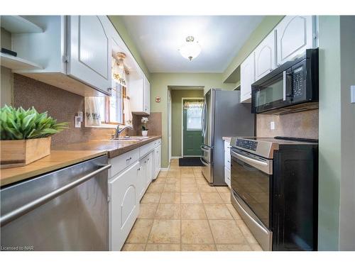 6820 Wilinger Street, Niagara Falls, ON - Indoor Photo Showing Kitchen