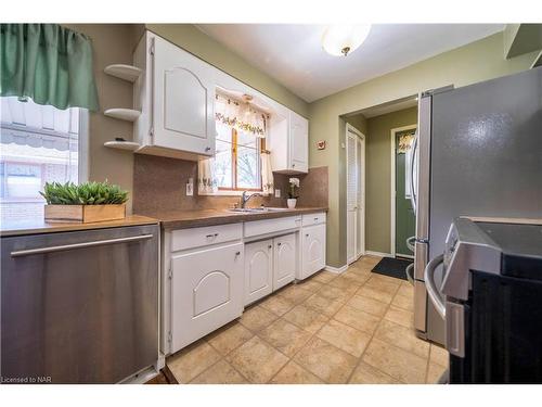 6820 Wilinger Street, Niagara Falls, ON - Indoor Photo Showing Kitchen