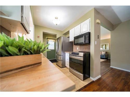 6820 Wilinger Street, Niagara Falls, ON - Indoor Photo Showing Kitchen