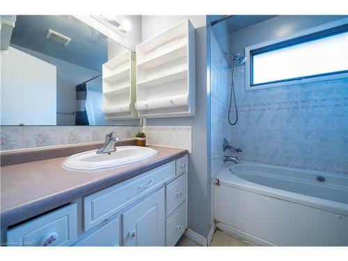 6820 Wilinger Street, Niagara Falls, ON - Indoor Photo Showing Bathroom