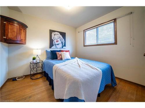 6820 Wilinger Street, Niagara Falls, ON - Indoor Photo Showing Bedroom