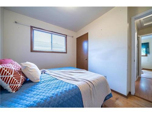 6820 Wilinger Street, Niagara Falls, ON - Indoor Photo Showing Bedroom