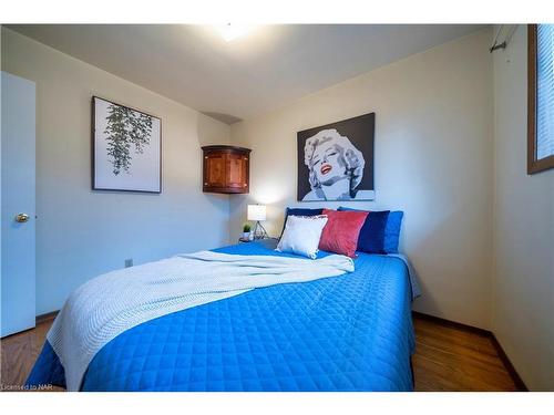 6820 Wilinger Street, Niagara Falls, ON - Indoor Photo Showing Bedroom