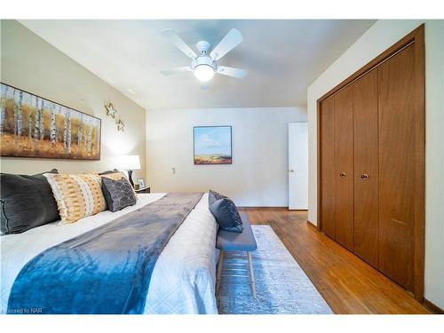 6820 Wilinger Street, Niagara Falls, ON - Indoor Photo Showing Bedroom