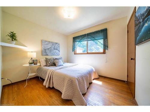 6820 Wilinger Street, Niagara Falls, ON - Indoor Photo Showing Bedroom