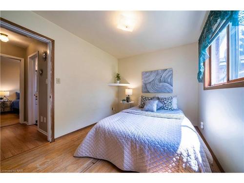 6820 Wilinger Street, Niagara Falls, ON - Indoor Photo Showing Bedroom