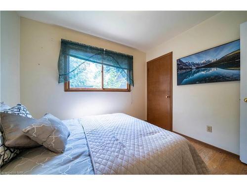 6820 Wilinger Street, Niagara Falls, ON - Indoor Photo Showing Bedroom