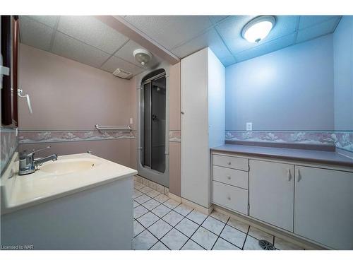 6820 Wilinger Street, Niagara Falls, ON - Indoor Photo Showing Bathroom