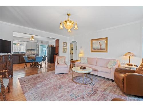 237 Cherryhill Blvd Boulevard S, Crystal Beach, ON - Indoor Photo Showing Living Room