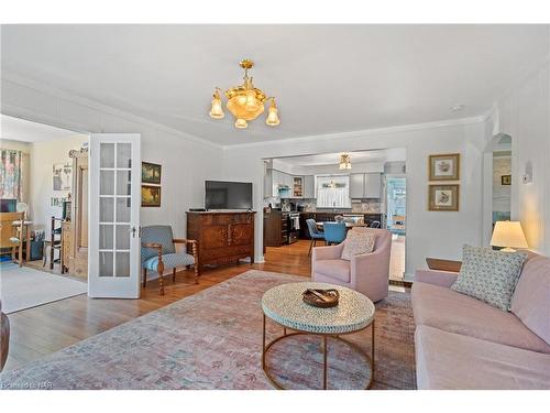 237 Cherryhill Blvd Boulevard S, Crystal Beach, ON - Indoor Photo Showing Living Room